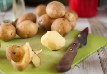  Raw peeled potatoes