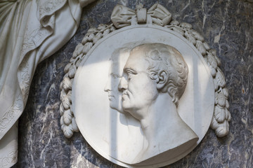 Памятник родителям в Павловском парке. Павловск.