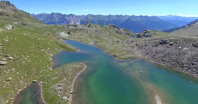 Aerial 4k - Sorvolo di laghetto alpino