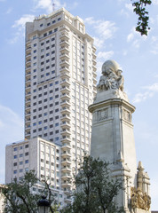 Fototapeta na wymiar Torre de Madrid y monumento a Cervantes