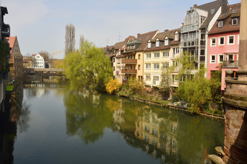Obraz premium Historic buildings on Pegnitz riverside in Nuremberg old town district.
