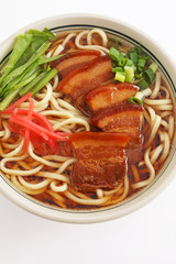 沖縄伝統の三枚肉そば