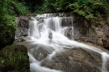 Wasser am Wasserfall in der Natur