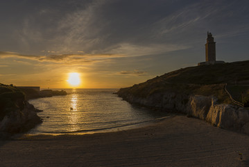 Playa de As Lapas y Torre de Hércules (La Coruña, España).