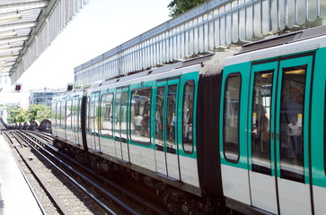 Fototapeta na wymiar train stopped in a Paris subway station