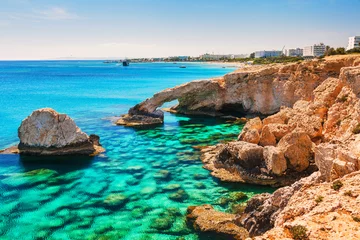 Foto op Canvas Mooie natuurlijke rotsboog in de buurt van Ayia Napa, Cavo Greco en Protaras op het eiland Cyprus, Middellandse Zee. Legendarische bridgeliefhebbers. Geweldige blauwgroene zee en zonnige dag. © oleg_p_100
