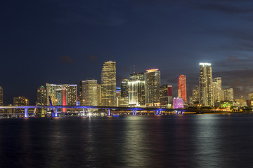 Obraz premium Miami city skyline panorama at dusk