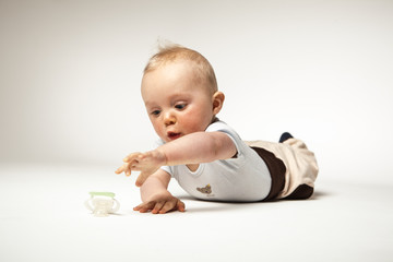 nach Schnuller greifen