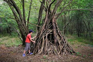 cabane forêt tipi construction enfant aventurier jeu garçon bo