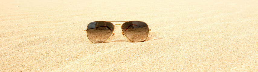 Sonnenbrille im Sand (urlaub)