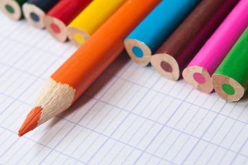 Crayons de couleur  sur cahier d' écolier 