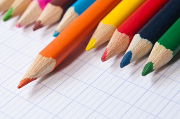 Crayons de couleur  sur cahier d' écolier 