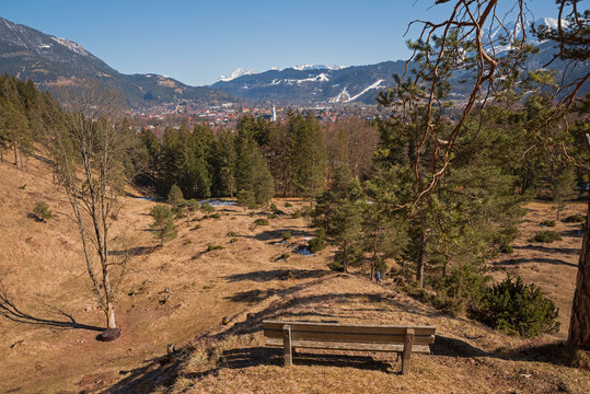 Aussichtsbank am Kramerh&ouml;henweg, Blick auf Garmisch