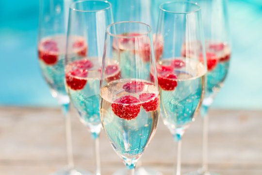champagne glasses wich raspberries

