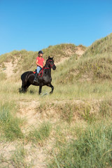 jeune femme au trot dans les dunes