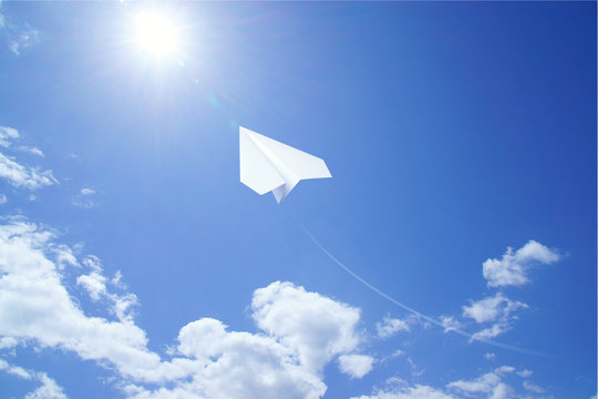 紙ひこうき 青空　イメージ