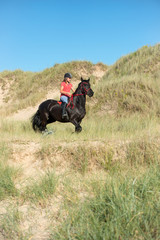 jeune femme au trot dans les dunes