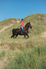 jeune femme au trot dans les dunes