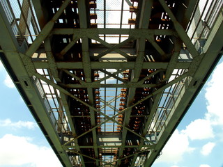 Obraz premium 夏空と鉄橋