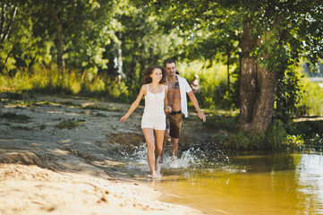 A young couple walking along the waters edge 6298.
