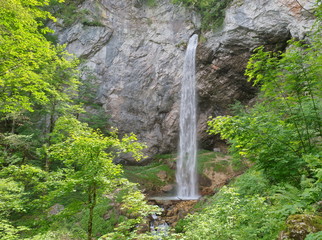 Fototapeta premium Wildensteiner Wasserfall, einer der höchsten frei fallenden Wasserfälle Europas / Kärnten / Österreich