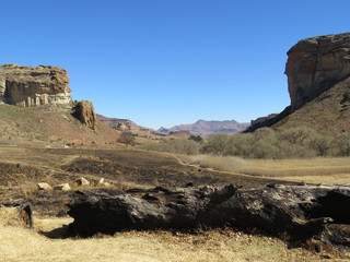 A view of the dry Golden Gate National Park in winter