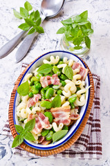 Pasta with bacon and vegetables