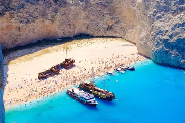 Photo sur Plexiglas Plage de Navagio, Zakynthos, Grèce Boats anchored at Navagio beach, Zakynthos. Famous shipwreck on