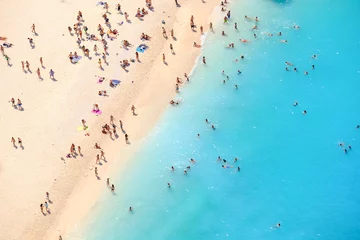 Crédence en verre imprimé Plage de Navagio, Zakynthos, Grèce Touristes sur la plage de sable de Navagio Zakynthos Grèce. Les gens b