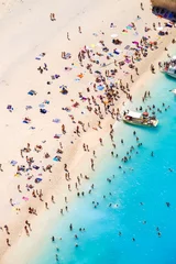 Crédence de cuisine en verre imprimé Plage de Navagio, Zakynthos, Grèce Touristes se baignant au soleil, nageant et jouant à des jeux sur