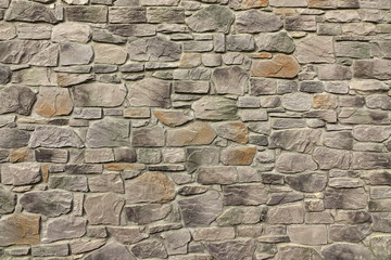 Moderne strukturierte Steinmauer aus Steinplatten und Sandsteinplatten