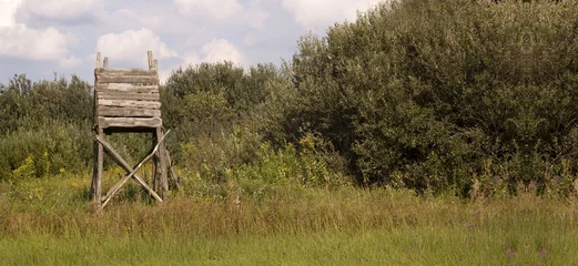 Foto auf Leinwand Webbanner eines Jagdturms im Feld © Reddogs