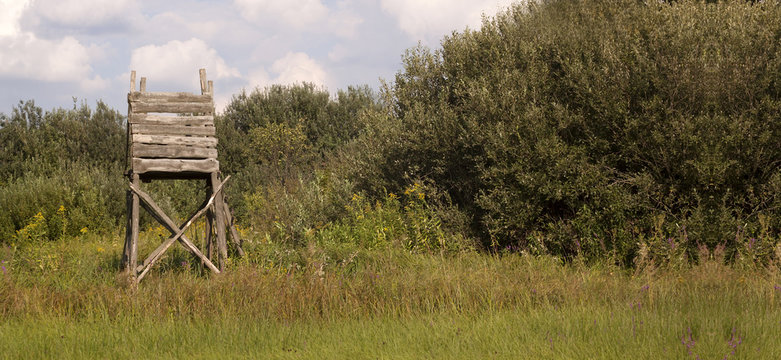 Web banner of a hunting tower in the field