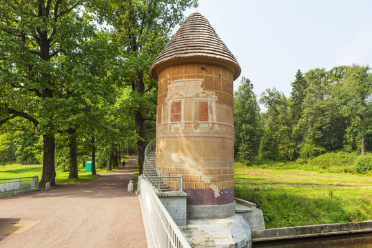 Пиль-башня и мост через реку Славянку. Павловск.