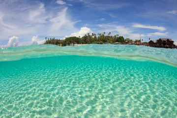 Foto auf Acrylglas Insel Tropische Insel und Ozean teilen das Bild halb und halb über unter