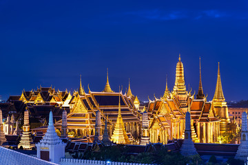 Obraz premium Grand palace and Wat phra keaw at sunset bangkok, Thailand