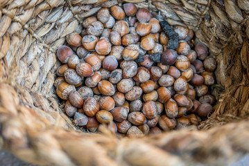 Haselnüsse im Korb