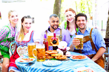 Freunde im Biergarten