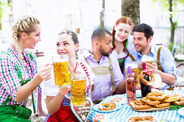 Freunde trinken Bier im Biergarten