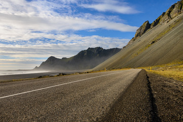 Estrada de montanha na Islandia
