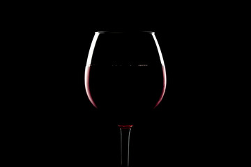Gekühlter Rotwein im Glas vor schwarzem Hintergrund