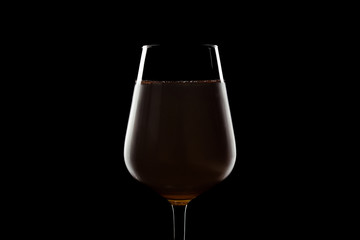 Gekühlter Weißwein im Glas vor schwarzem Hintergrund