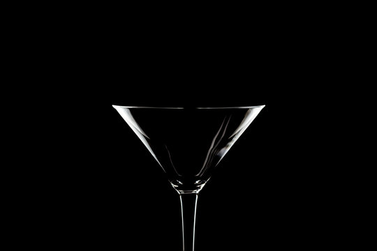Martiniglas vor schwarzem Hintergrund
