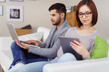 paar mit laptop und tablet zu hause
