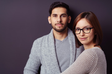 Obraz premium paar steht vor grauer wand