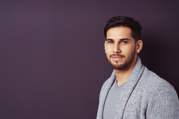 Obraz premium entspannter mann steht vor grauer wand