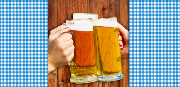 Bier trinken auf dem Volksfest