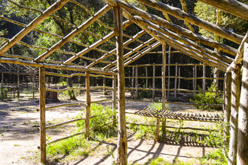 struttura in legno rifugio in stile paleolitico