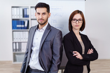 erfolgreiches team steht vor dem flipchart im büro