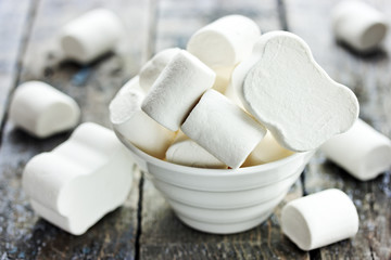 White bowl of fluffy marshmallows